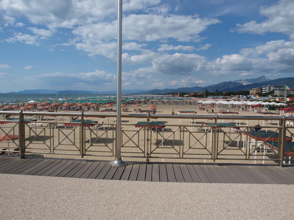 Il Pontile Holidays Apartment Marina di Pietrasanta Oda fotoğraf