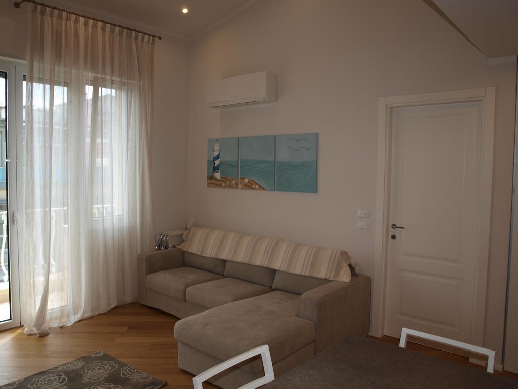Il Pontile Holidays Apartment Marina di Pietrasanta Oda fotoğraf